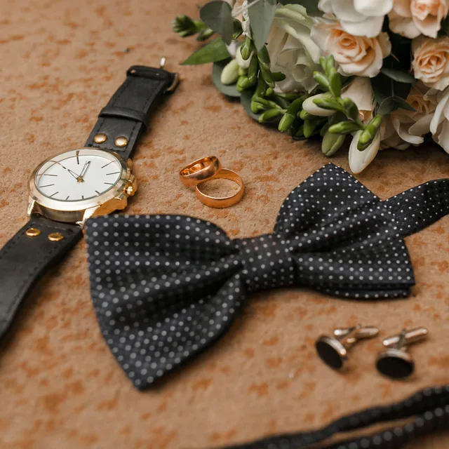 Accesorios: moño, reloj y anillos